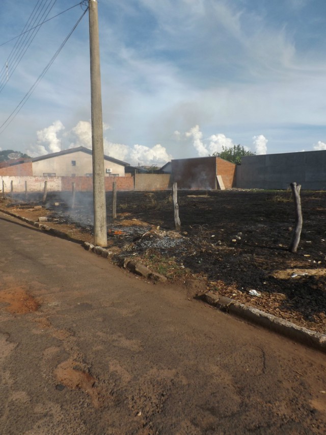 Fogo em terreno prejudica crianças de creche e moradores do Interlagos