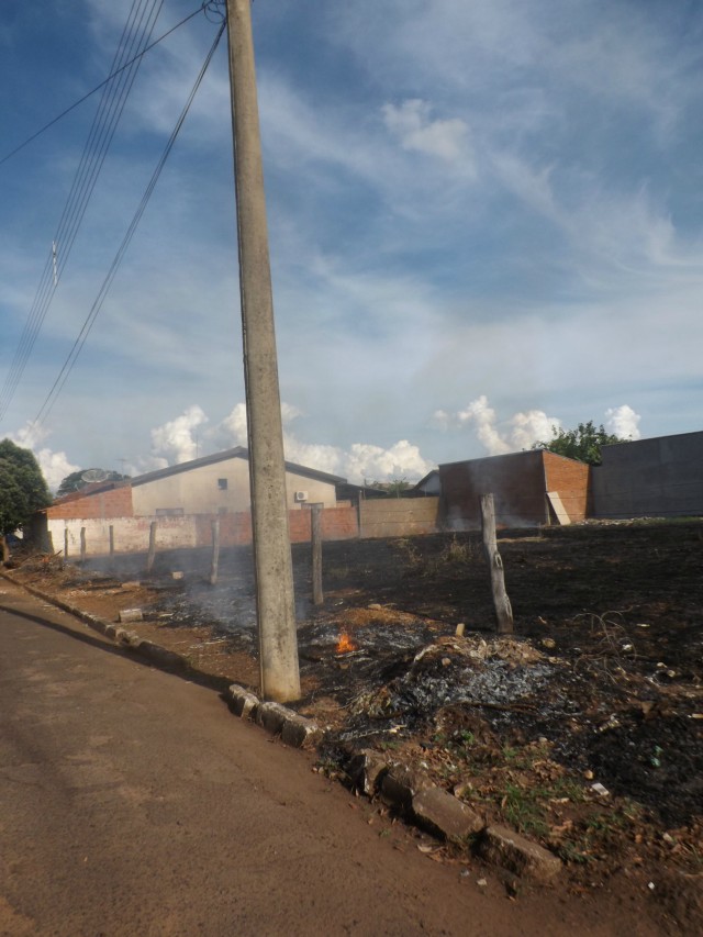 Fogo em terreno prejudica crianças de creche e moradores do Interlagos