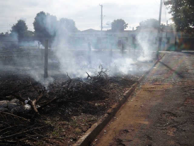 Fogo em terreno prejudica crianças de creche e moradores do Interlagos