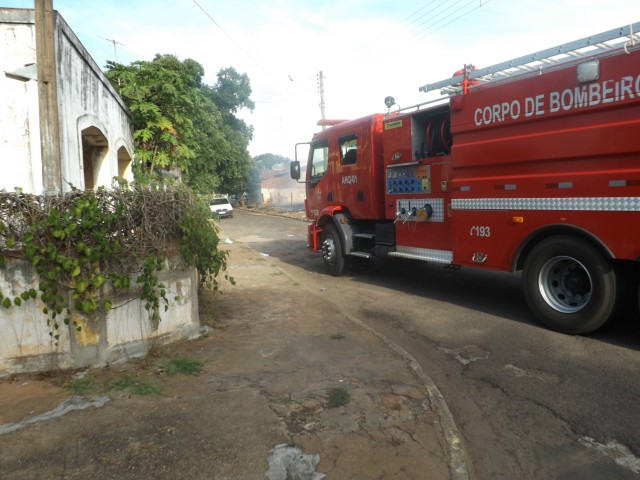 Fogo em terreno prejudica crianças de creche e moradores do Interlagos