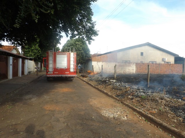 Fogo em terreno prejudica crianças de creche e moradores do Interlagos