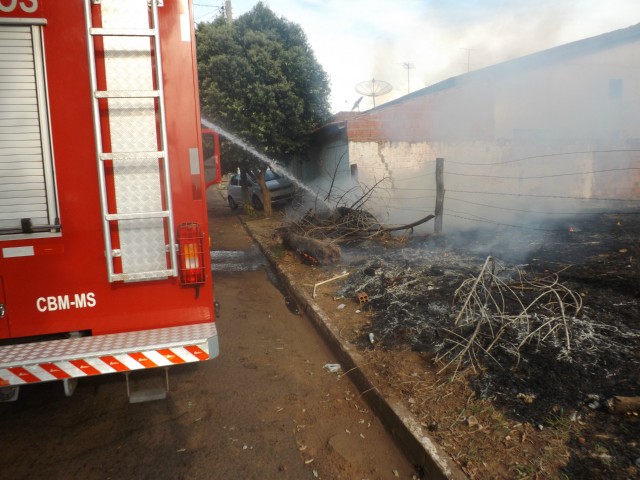 Fogo em terreno prejudica crianças de creche e moradores do Interlagos