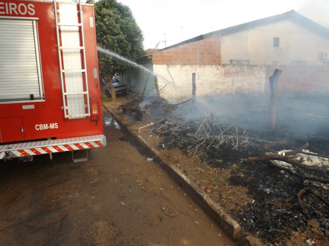 Fogo em terreno prejudica crianças de creche e moradores do Interlagos