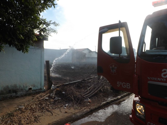 Fogo em terreno prejudica crianças de creche e moradores do Interlagos