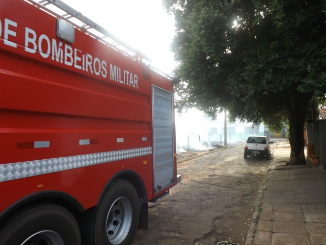 Fogo em terreno prejudica crianças de creche e moradores do Interlagos