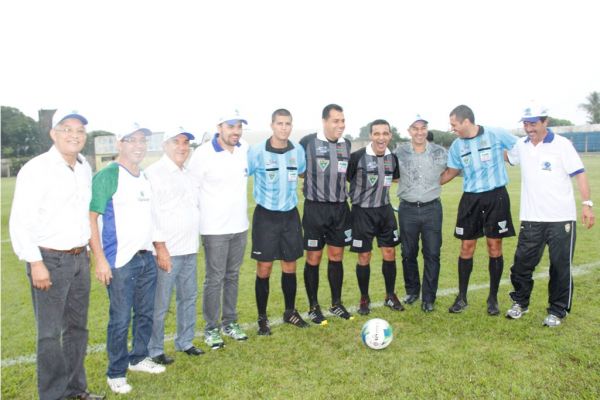 Debaixo de chuva, Reinaldo dá pontapé inicial da Copa Assomasul