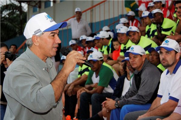 Debaixo de chuva, Reinaldo dá pontapé inicial da Copa Assomasul