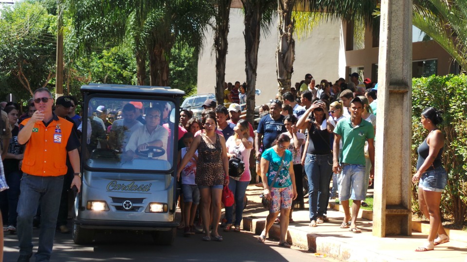 Com músicas e aplausos, amigos e familiares se despedem de músico três-lagoense