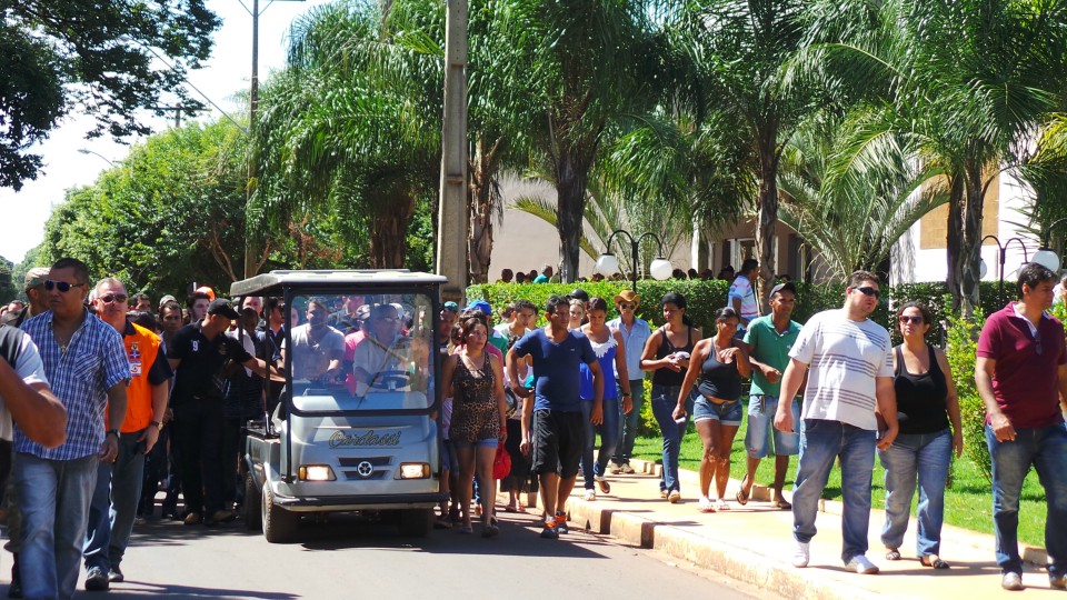 Com músicas e aplausos, amigos e familiares se despedem de músico três-lagoense