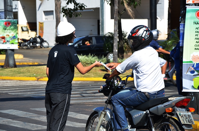 Trânsito realiza blitz educativa em cruzamento de avenidas na área Central