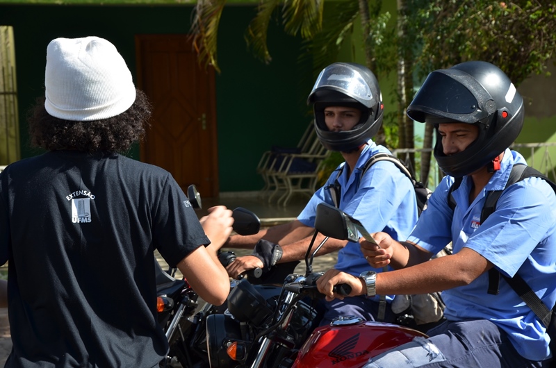 Trânsito realiza blitz educativa em cruzamento de avenidas na área Central