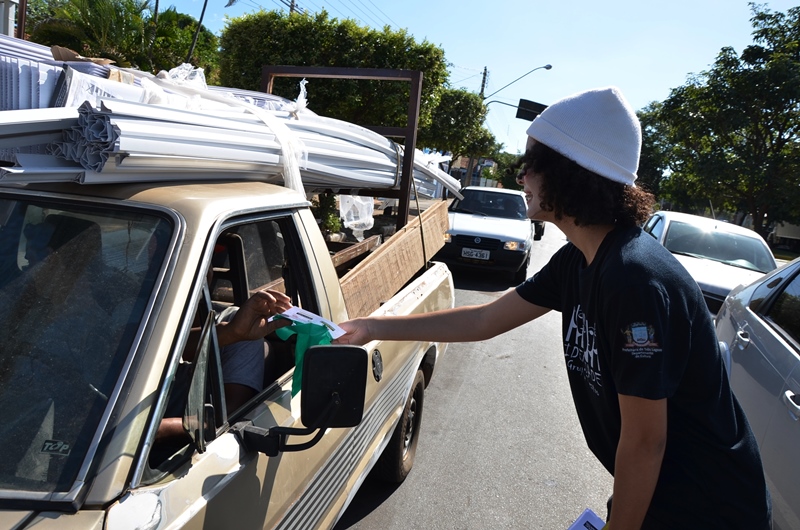 Trânsito realiza blitz educativa em cruzamento de avenidas na área Central