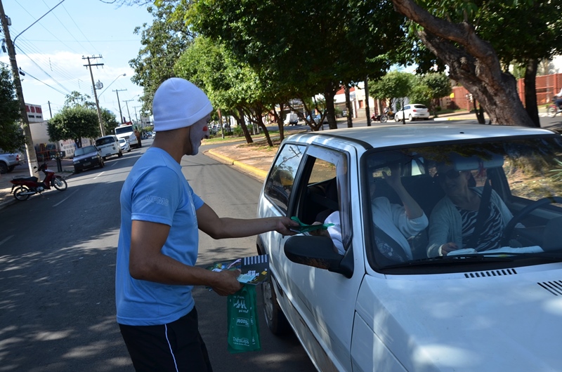 Trânsito realiza blitz educativa em cruzamento de avenidas na área Central