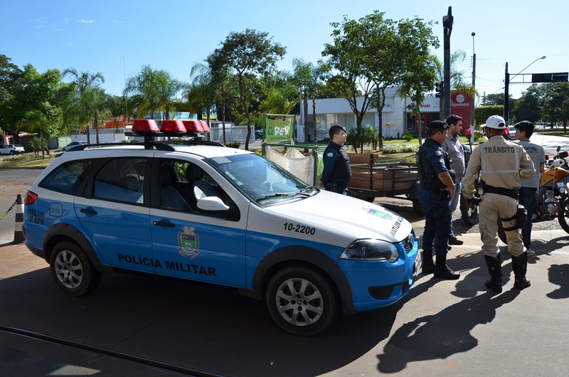 Trânsito realiza blitz educativa em cruzamento de avenidas na área Central