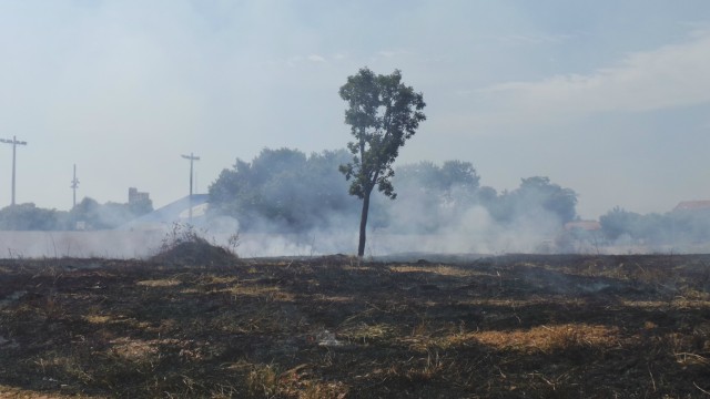 Fogo em terreno baldio causa mal estar em alunos da Funlec