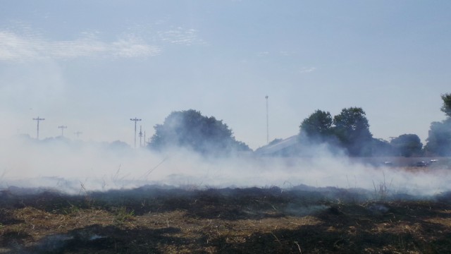 Fogo em terreno baldio causa mal estar em alunos da Funlec