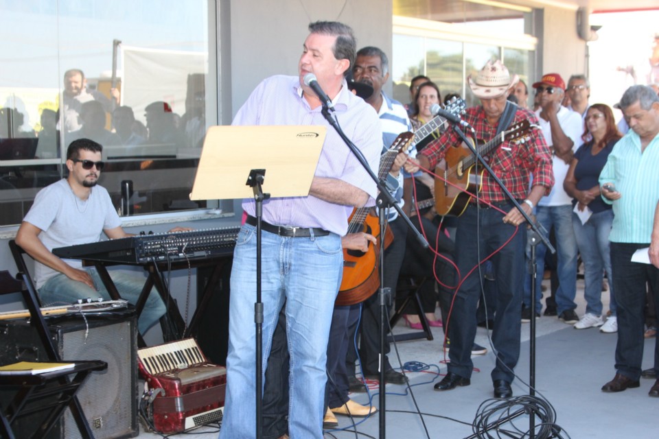 Com foguetório e muita música Supermercado Thomé inaugura filial