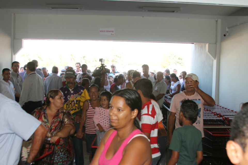 Com foguetório e muita música Supermercado Thomé inaugura filial