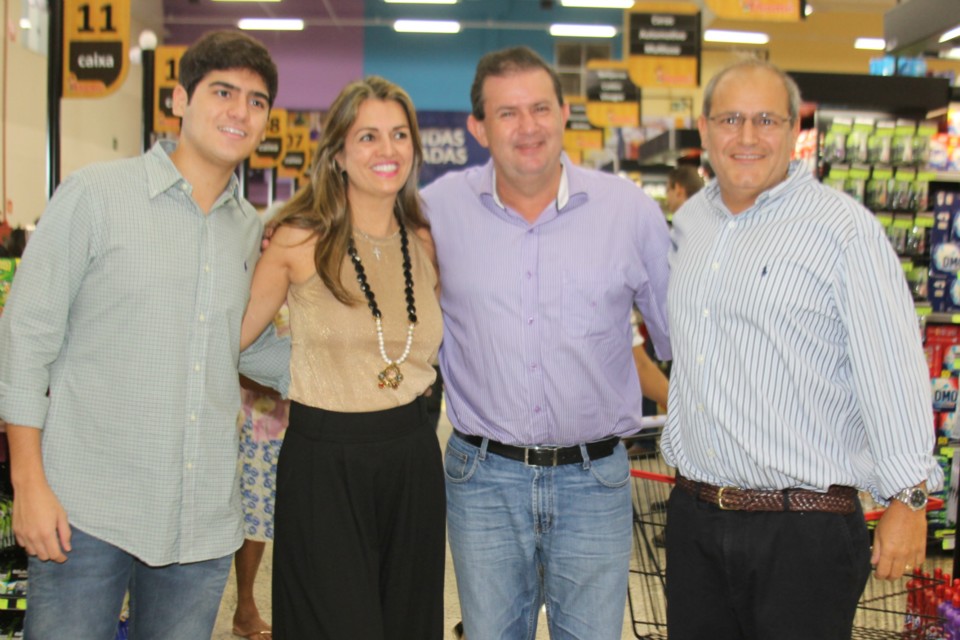 Com foguetório e muita música Supermercado Thomé inaugura filial