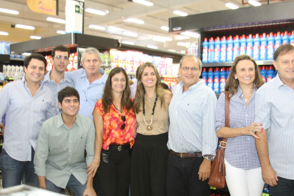 Com foguetório e muita música Supermercado Thomé inaugura filial