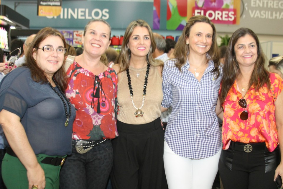 Com foguetório e muita música Supermercado Thomé inaugura filial