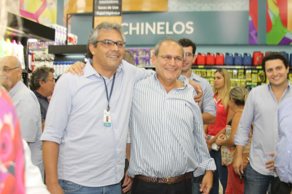 Com foguetório e muita música Supermercado Thomé inaugura filial