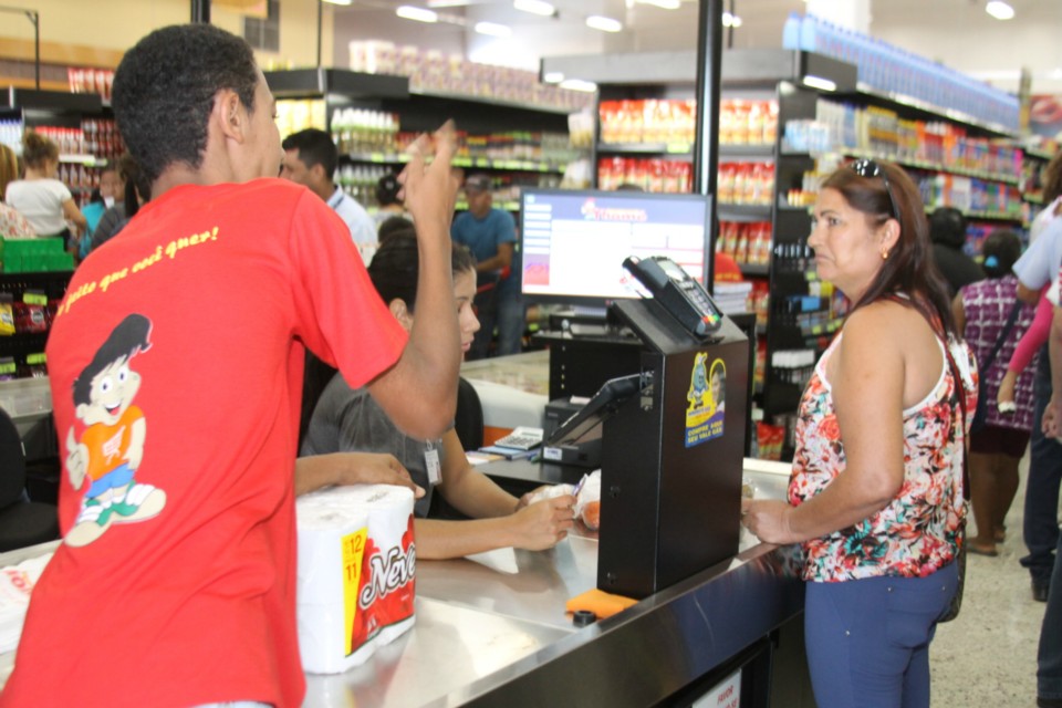 Com foguetório e muita música Supermercado Thomé inaugura filial