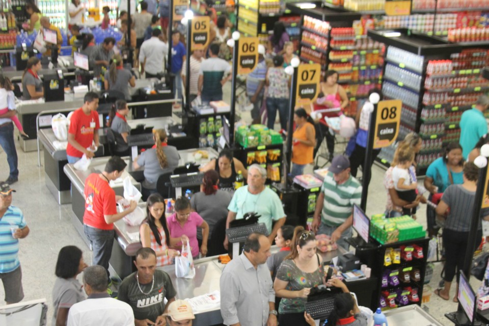 Com foguetório e muita música Supermercado Thomé inaugura filial