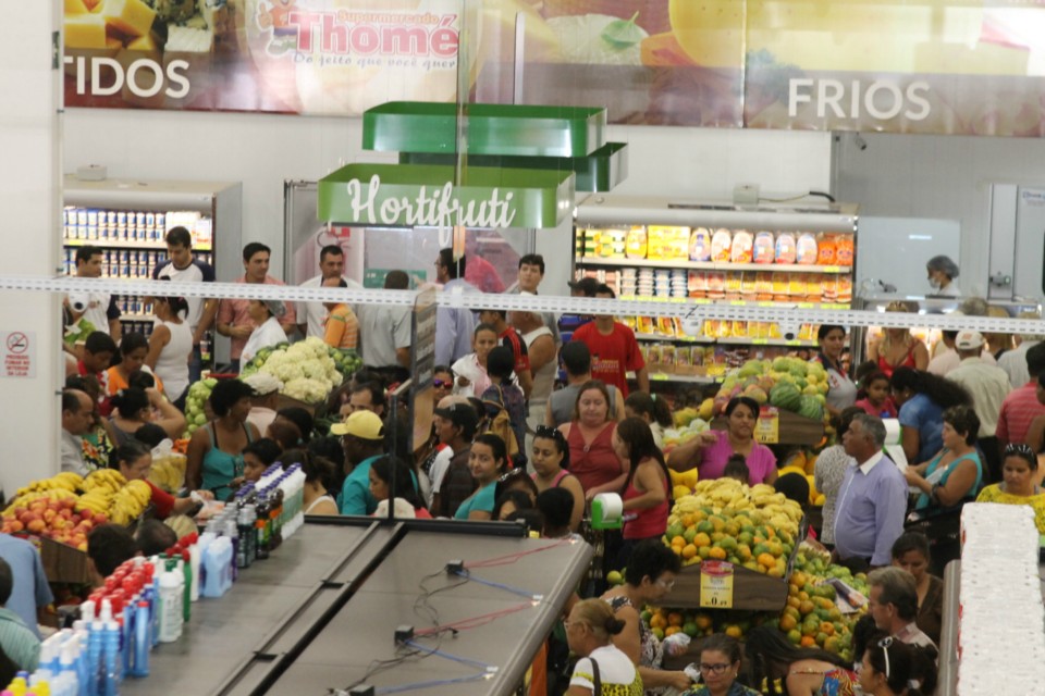 Com foguetório e muita música Supermercado Thomé inaugura filial