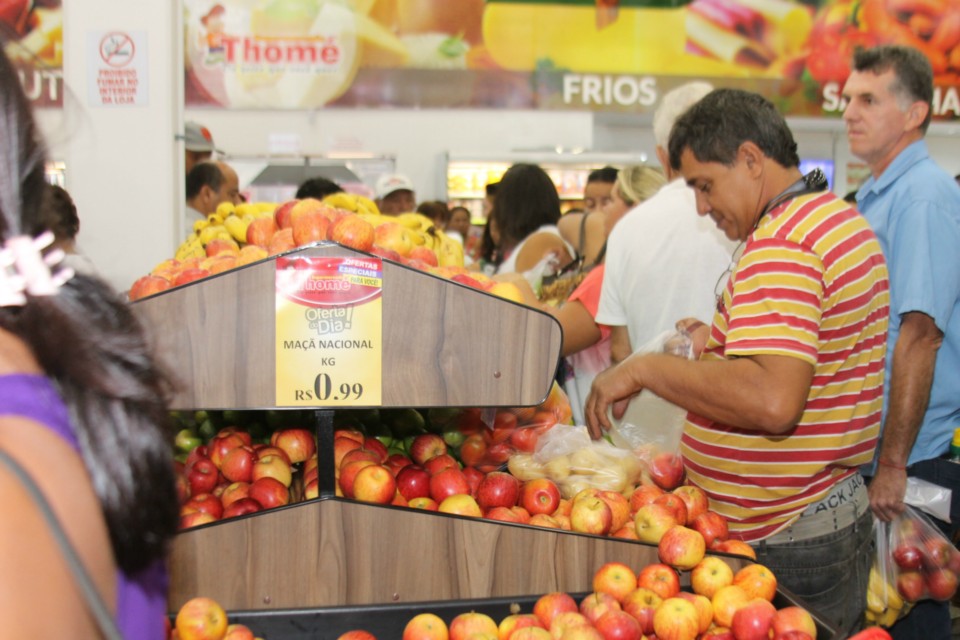 Com foguetório e muita música Supermercado Thomé inaugura filial