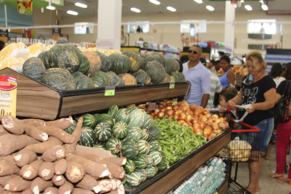 Com foguetório e muita música Supermercado Thomé inaugura filial