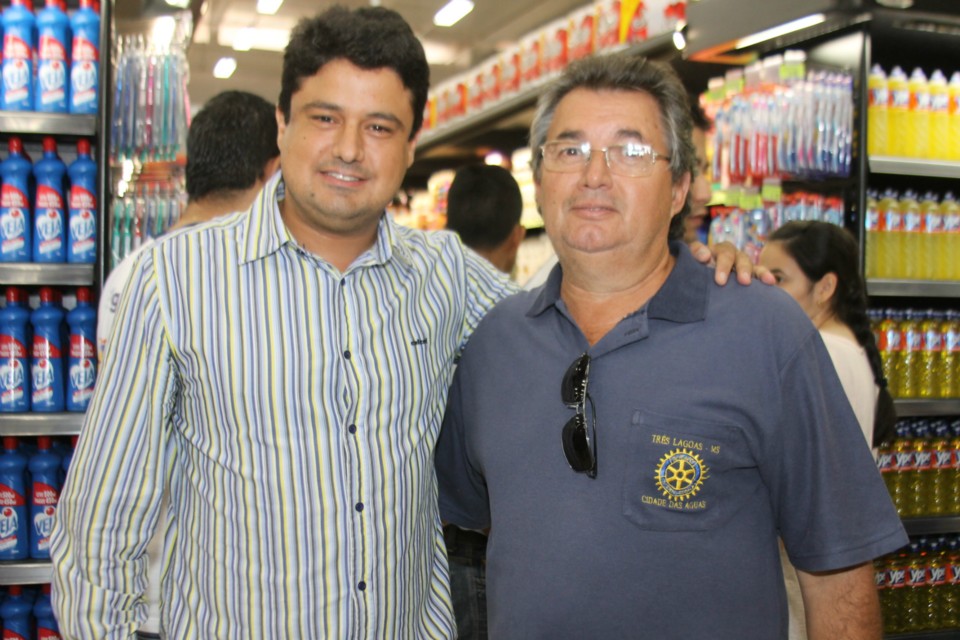 Com foguetório e muita música Supermercado Thomé inaugura filial