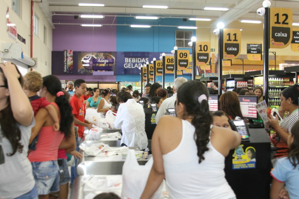 Com foguetório e muita música Supermercado Thomé inaugura filial