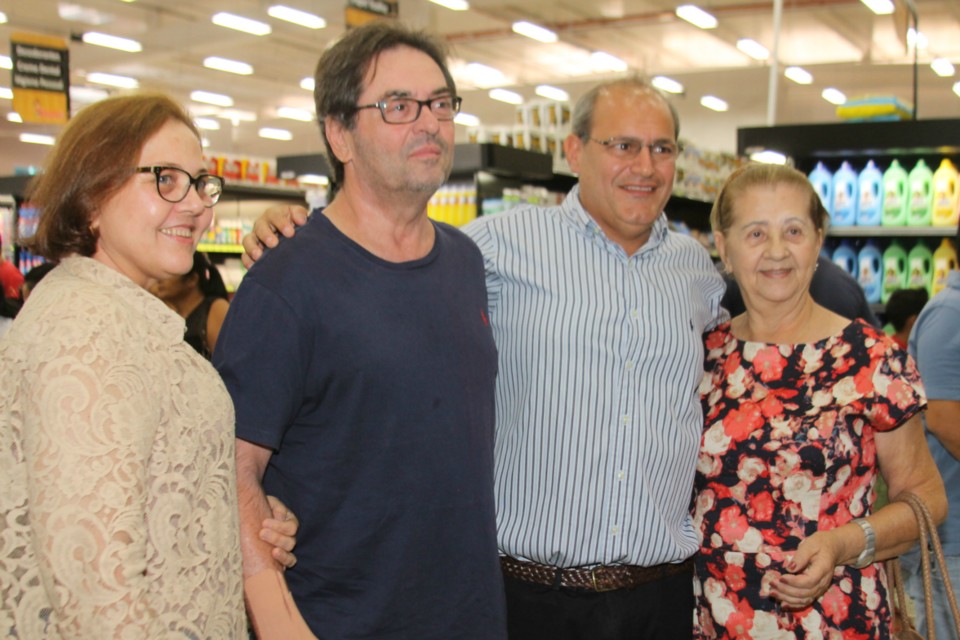 Com foguetório e muita música Supermercado Thomé inaugura filial