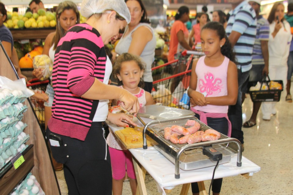 Com foguetório e muita música Supermercado Thomé inaugura filial
