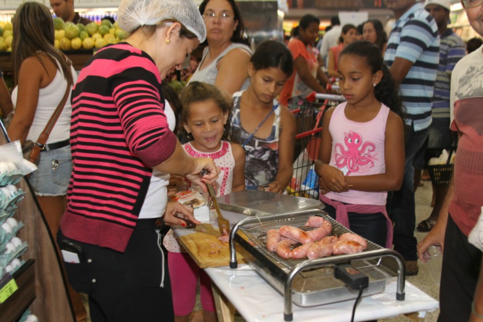 Com foguetório e muita música Supermercado Thomé inaugura filial