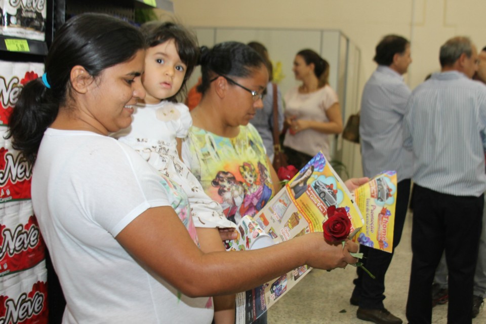 Com foguetório e muita música Supermercado Thomé inaugura filial