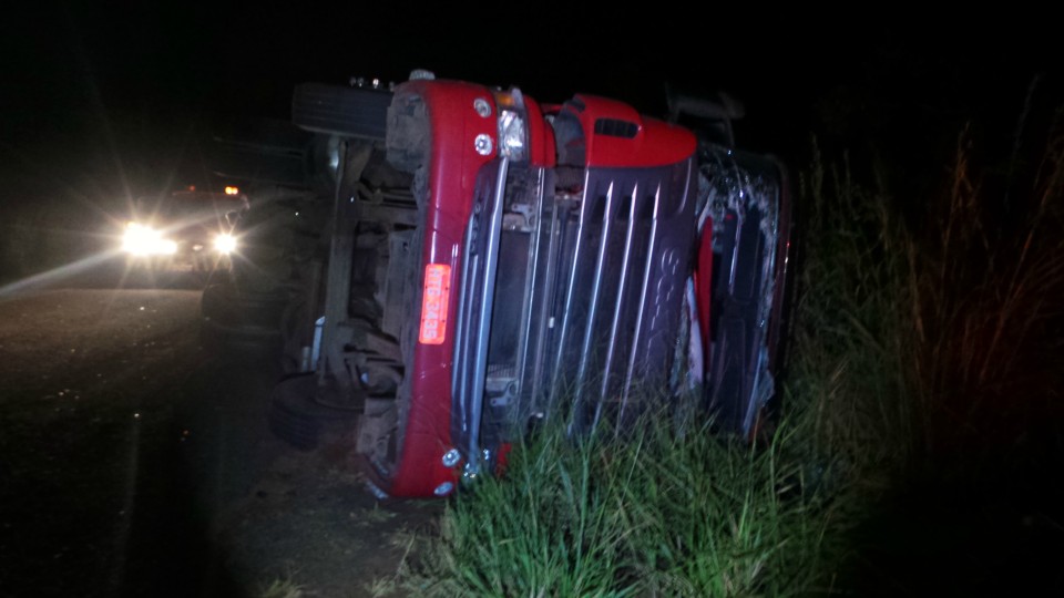 Carreta tomba na BR-262 e deixa motorista ferido