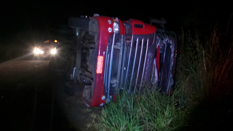 Carreta tomba na BR-262 e deixa motorista ferido