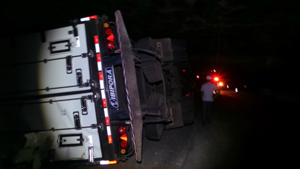 Carreta tomba na BR-262 e deixa motorista ferido