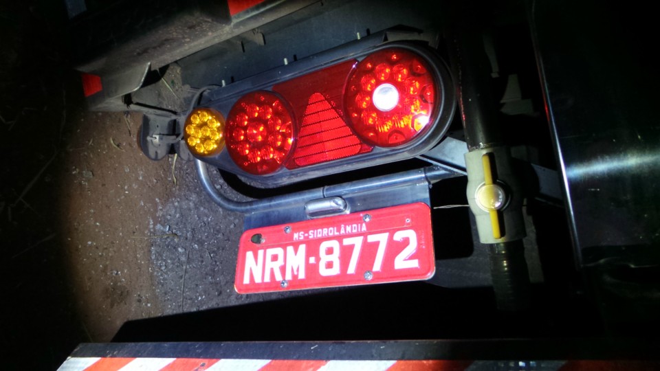 Carreta tomba na BR-262 e deixa motorista ferido