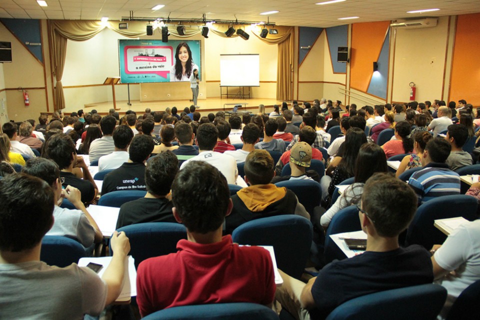 Em Três Lagoas, Bel Pesce repassa lição de vida a jovens durante palestra do IEL