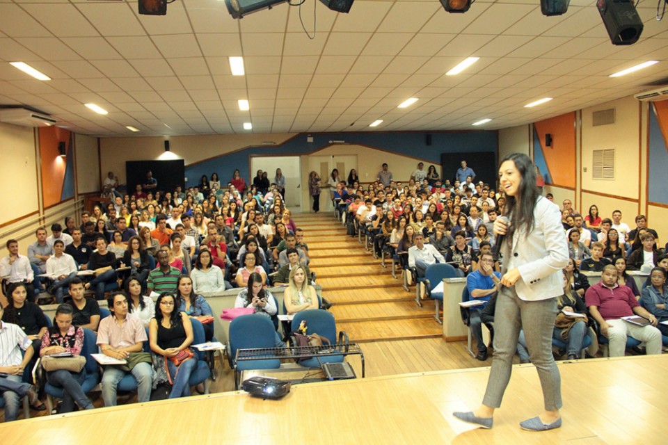 Em Três Lagoas, Bel Pesce repassa lição de vida a jovens durante palestra do IEL