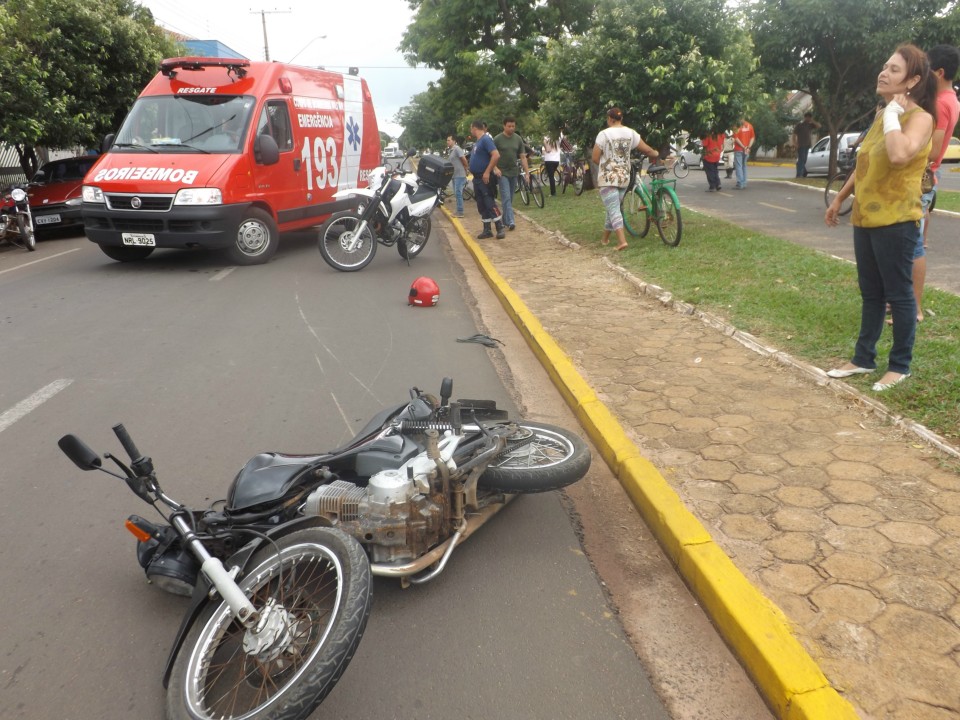 Acidente entre moto e bicicleta mobiliza Corpo de Bombeiros e PM