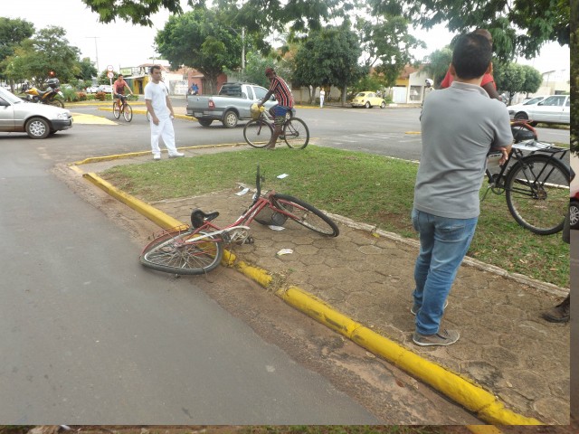 Acidente entre moto e bicicleta mobiliza Corpo de Bombeiros e PM