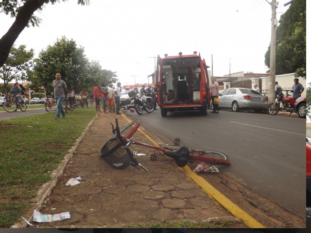 Acidente entre moto e bicicleta mobiliza Corpo de Bombeiros e PM