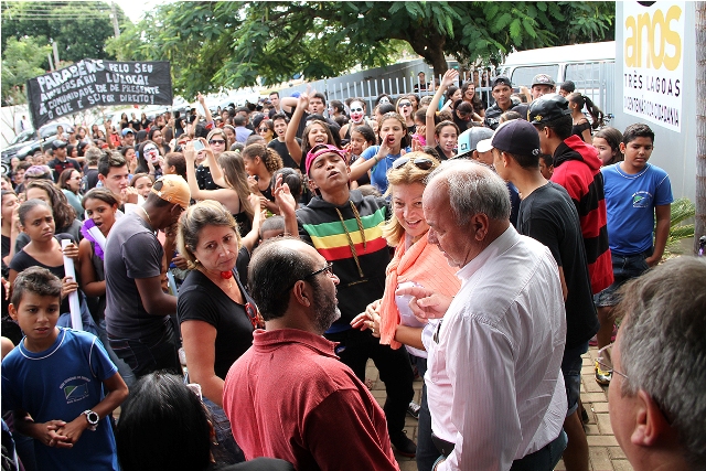 Prefeita ouve reivindicações de estudantes da Escola Estadual Luiz Lopes Carvalho