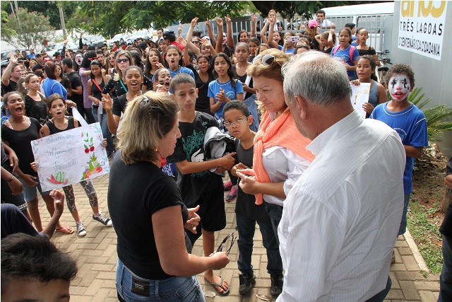 Prefeita ouve reivindicações de estudantes da Escola Estadual Luiz Lopes Carvalho