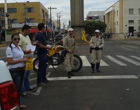 Secretaria de Trânsito realiza blitz educativa na área central do Município