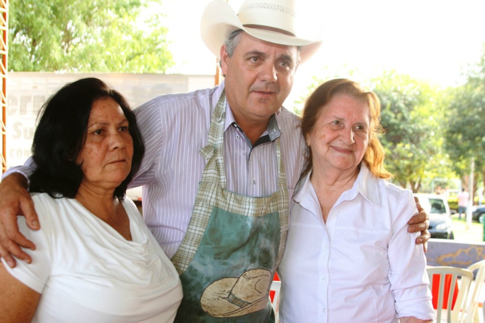 Deputado Ângelo Guerreiro vira cozinheiro em almoço beneficente